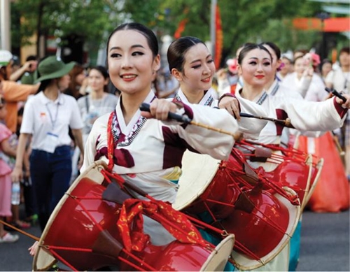 Hue attracts visitors with its four seasons of festivals