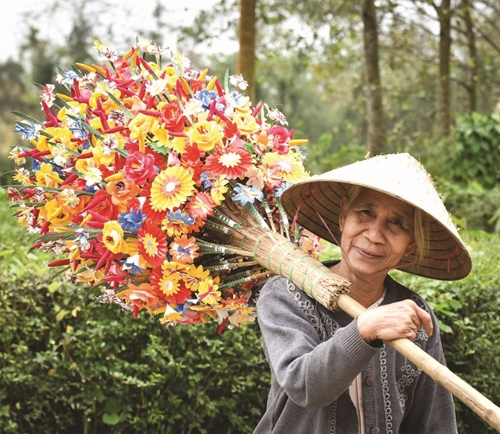 Thanh Tien paper flowers in the crop of Tet