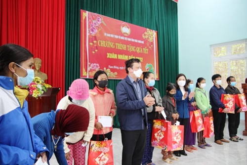 Bí thư Tỉnh ủy Lê Trường Lưu tặng quà tết, động viên người dân nghèo ở Nam Đông