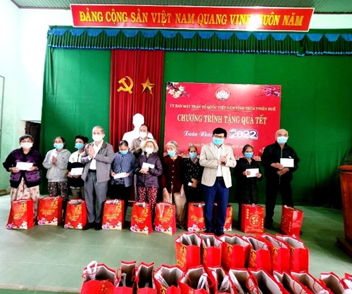 Phó Bí thư Thường trực Tỉnh ủy Phan Ngọc Thọ trao quà tết, động viên người dân Phú Lộc