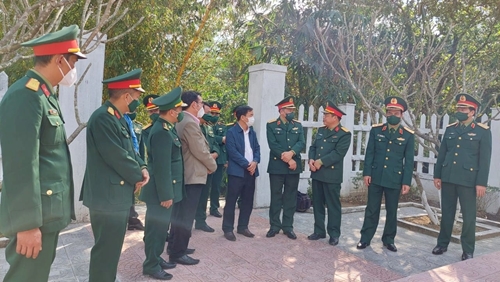 Thượng tướng Trần Việt Khoa dâng hương tại Nghĩa trang liệt sĩ huyện A Lưới