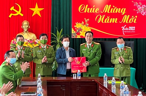 Chủ tịch UBND tỉnh Nguyễn Văn Phương thăm, chúc tết các đơn vị Công an tỉnh
