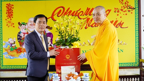 Chủ tịch UBND tỉnh Nguyễn Văn Phương thăm, chúc tết các chức sắc tôn giáo