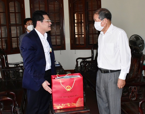 Phó Chủ tịch UBND tỉnh Hoàng Hải Minh thăm, chúc tết lão thành cách mạng và các đơn vị trên địa bàn