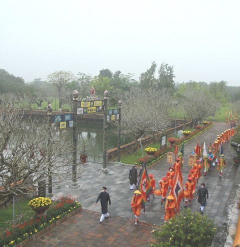 Erecting bamboo pole in the Citadel to welcome Tet