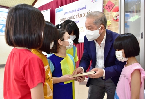 Phó Bí thư Thường trực Tỉnh ủy Phan Ngọc Thọ tặng Tủ sách về Huế cho trẻ em làng SOS