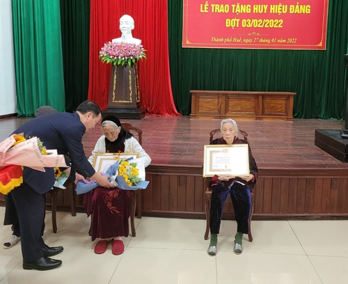 TP Huế trao Huy hiệu Đảng cho 126 đảng viên