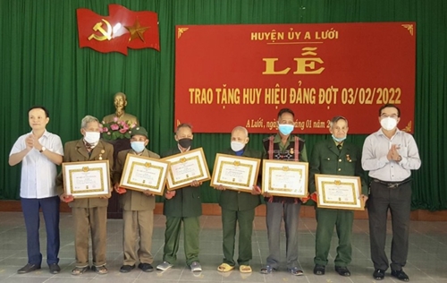A Lưới trao tặng Huy hiệu Đảng cho đảng viên; Hương Thủy tôn vinh học sinh danh dự toàn trường
