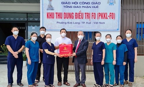 Phó Bí thư Thường trực Tỉnh ủy Phan Ngọc Thọ tặng quà, chúc tết Phòng khám từ thiện Kim Long