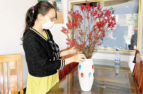 Hobby of dry firewood flowers for Tet decoration
