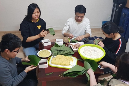 Chiếc bánh chưng đặc biệt của du học sinh Việt tại Hàn Quốc