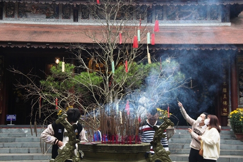 Lặng lẽ lễ chùa cầu an ngày đầu năm mới