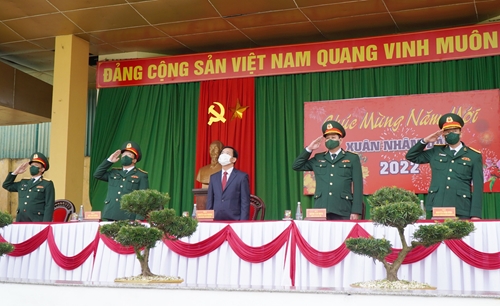 Chủ tịch UBND tỉnh Nguyễn Văn Phương dự lễ chào cờ đầu năm cùng lực lượng vũ trang