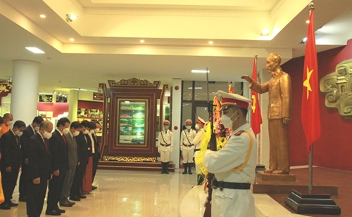 Lãnh đạo tỉnh dâng hoa tại Bảo tàng Hồ Chí Minh