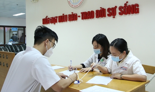 Gần 200 cán bộ, viên chức, người lao động tham gia hiến máu tình nguyện