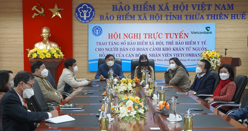 Tặng sổ BHXH, thẻ BHYT cho người dân khó khăn tại A Lưới, Nam Đông và Phong Điền