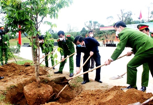 Trại giam Bình Điền phát động trồng mới hơn 16 000 cây xanh các loại