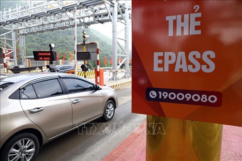 Thủ tướng yêu cầu đẩy nhanh tiến độ dán thẻ định danh ô tô để thu phí điện tử không dừng