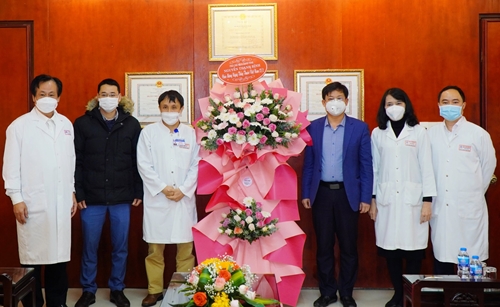 Phó Chủ tịch UBND tỉnh Nguyễn Thanh Bình chúc mừng Bệnh viện Trung ương Huế nhân Ngày Thầy thuốc Việt Nam