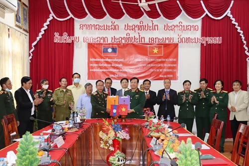 Ban công tác đặc biệt tỉnh Hội đàm với Ban công tác đặc biệt 
tỉnh Sê Kông - Lào