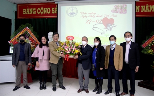 Phó Bí thư Thường trực Tỉnh ủy Phan Ngọc Thọ thăm, tặng quà một số cơ sở, đơn vị y tế