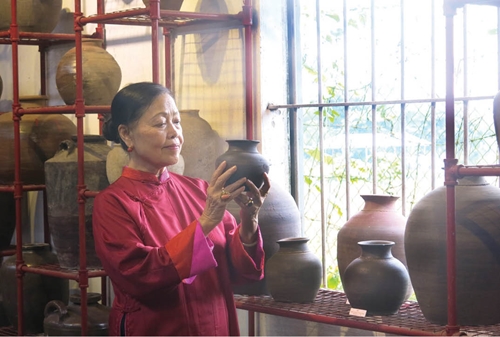 Story of Hue through antique pottery told