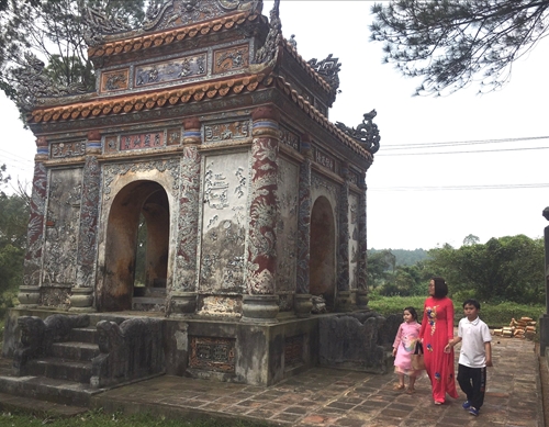 Free entrance ticket to Hue relics for female visitors wearing ao dai on the occasion of March 8