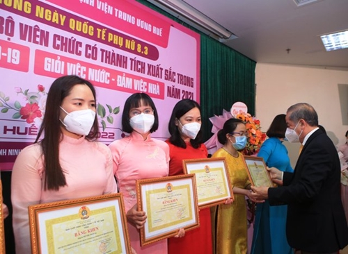 Phó Bí thư Thường trực Tỉnh ủy Phan Ngọc Thọ chúc mừng nữ cán bộ viên chức Bệnh viện Trung ương Huế