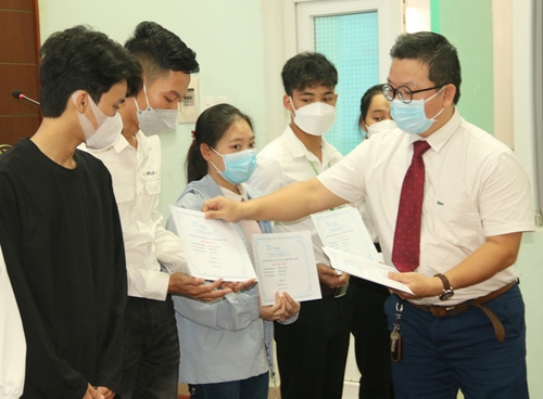 Trao 40 suất học bổng VESAF cho sinh viên Đại học Huế