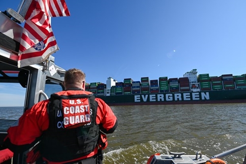 Tàu container Ever Forward bị mắc cạn ở cảng Baltimore của Mỹ