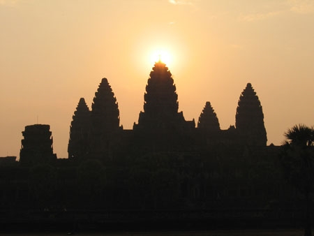 Đón bình minh trên đỉnh đền Angkor Wat vào ngày 21 3
