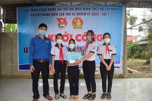 Khởi công xây dựng nhà “Khăn quàng đỏ” cho em Nguyễn Thị Thùy Dung