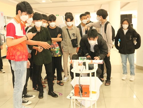 300 học sinh trải nghiệm về robot và công nghệ