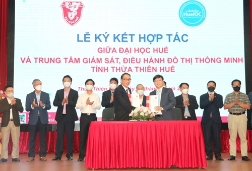 Hue University signs a cooperation agreement with 12 units and enterprises