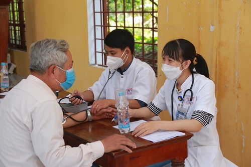 Khám và phát thuốc miễn phí cho 300 người dân Phong Điền