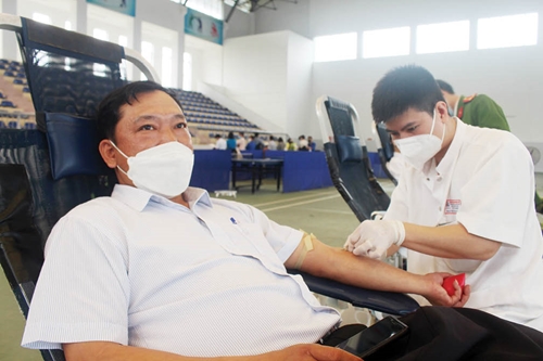 Người cán bộ 43 lần hiến máu cứu người