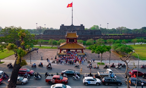 Đoàn caravan xuyên Việt “Hành trình thịnh vượng 2022” thăm Huế
