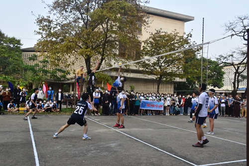Sinh viên sư phạm tranh tài giải bóng chuyền truyền thống