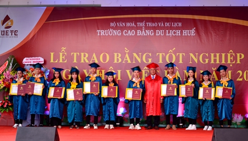 Trường cao đẳng Du lịch Huế trao bằng tốt nghiệp cho 404 sinh viên