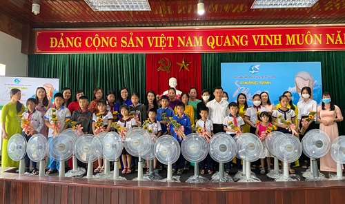Phú Vang 37 trẻ mồ côi được nhận đỡ đầu