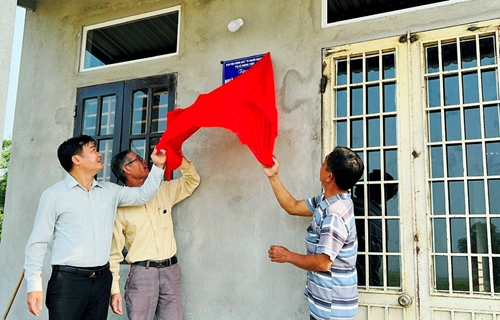 Bàn giao 2 nhà Đại đoàn kết cho hộ nghèo xã Thủy Thanh
