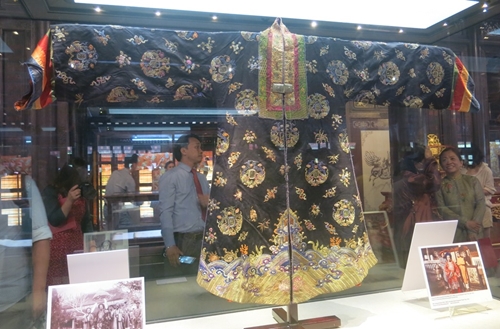 Receiving and displaying two antiques, a mandarin s hat and a Nhat Binh ao-dai gown of the Nguyen Dynasty