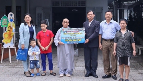 Công ty CP Tôn Đông Á hỗ trợ chùa Đức Sơn 100 triệu đồng