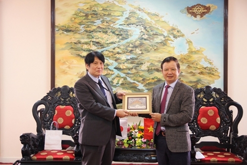Secretary of the Provincial Party Committee Le Truong Luu receives the new Japanese Consul General in Da Nang