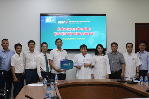 BIDV tặng xe cứu thương cho Bệnh viện Trung ương Huế