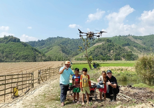 Mang drone về phục vụ ruộng đồng