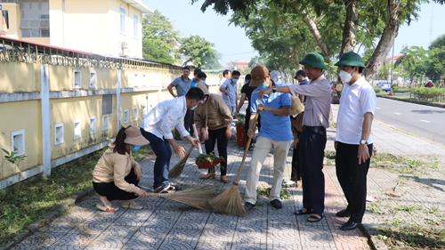Phú Vang ra quân vệ sinh môi trường