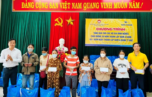 Trao quà hỗ trợ hộ nghèo, cận nghèo ở Hương Thủy