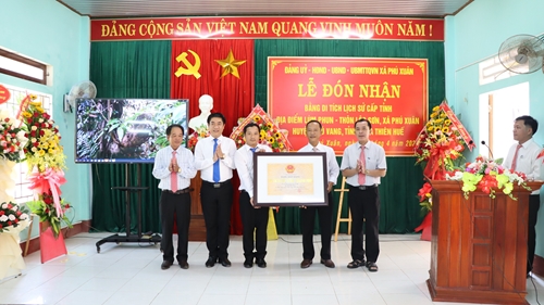 Đón nhận bằng Di tích lịch sử cấp tỉnh Lùm Phun