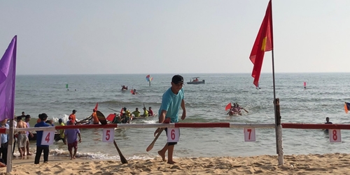 Sôi nổi giải đua ghe trên biển Thuận An